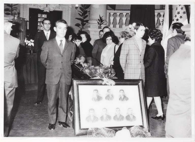 Gattatico-Reggio Emilia, 27-30 marzo 1970, Funerali di Alcide Cervi, camera ardente di Alcide nella Sala del Tricolore di Reggio Emilia, picchetto d'onore